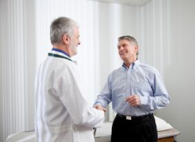 dokter dan pasien yang puas menyembuhkan prostatitis